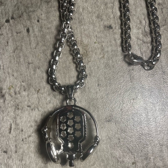 New Beats by Dre pendant on 28-Inch Chain - Picture 3 of 6